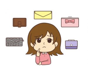 財布選びに迷う女性